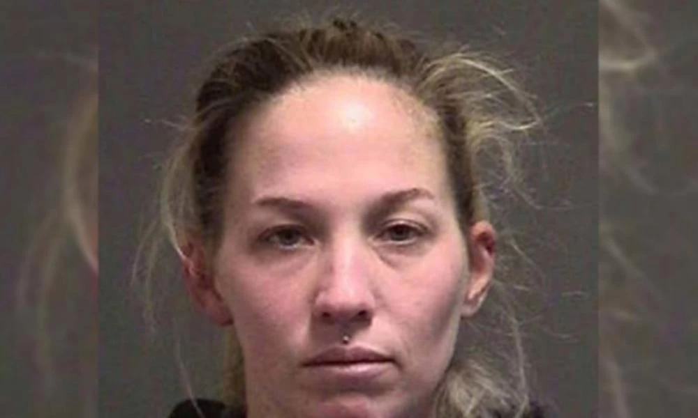 Δασκάλα ασελγούσε σε ανήλικη μαθήτρια μέσα στην τάξη «μπλοκάροντας την πόρτα με το σώμα της»